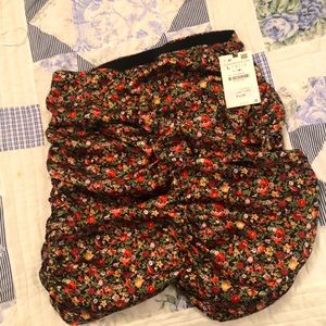 New Zara skirt light weight size L fits M